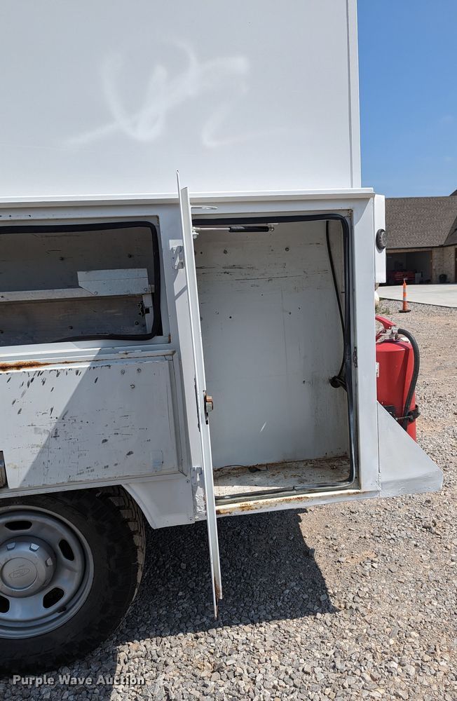 image for item MN9999 2011 Ford  F350 Super Duty  SuperCab utility bed pickup truck