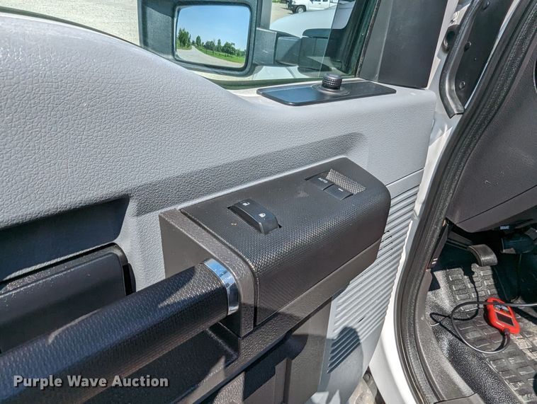 image for item MN9999 2011 Ford  F350 Super Duty  SuperCab utility bed pickup truck