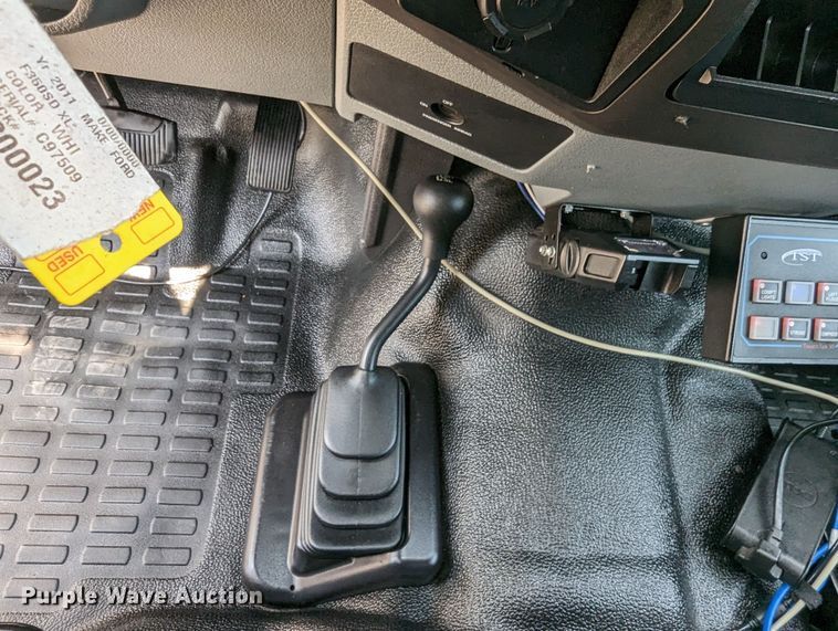 image for item MN9999 2011 Ford  F350 Super Duty  SuperCab utility bed pickup truck