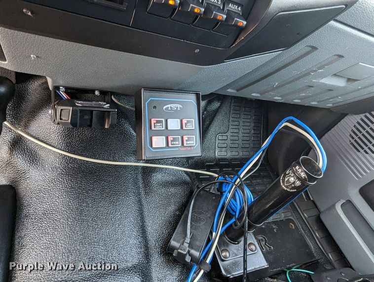 image for item MN9999 2011 Ford  F350 Super Duty  SuperCab utility bed pickup truck