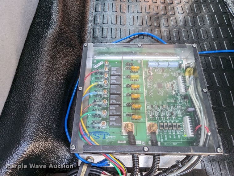 image for item MN9999 2011 Ford  F350 Super Duty  SuperCab utility bed pickup truck