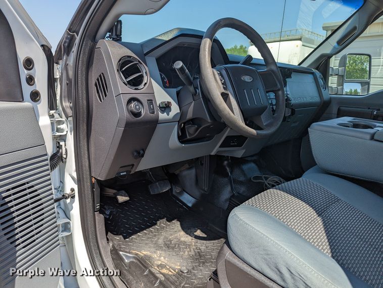 image for item MO9003 2012 Ford F250 Super Duty  SuperCab flatbed pickup truck