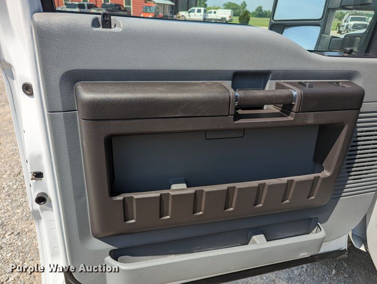 image for item MO9003 2012 Ford F250 Super Duty  SuperCab flatbed pickup truck