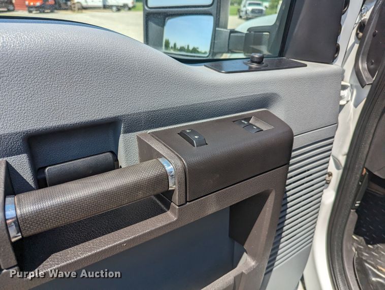 image for item MO9003 2012 Ford F250 Super Duty  SuperCab flatbed pickup truck