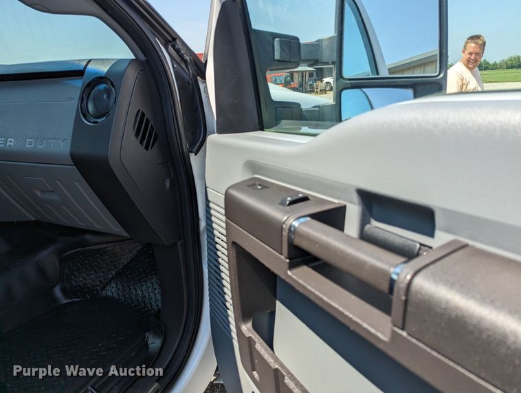 image for item MO9003 2012 Ford F250 Super Duty  SuperCab flatbed pickup truck