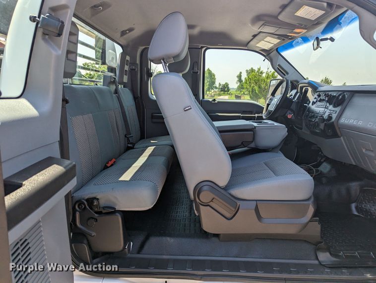 image for item MO9003 2012 Ford F250 Super Duty  SuperCab flatbed pickup truck