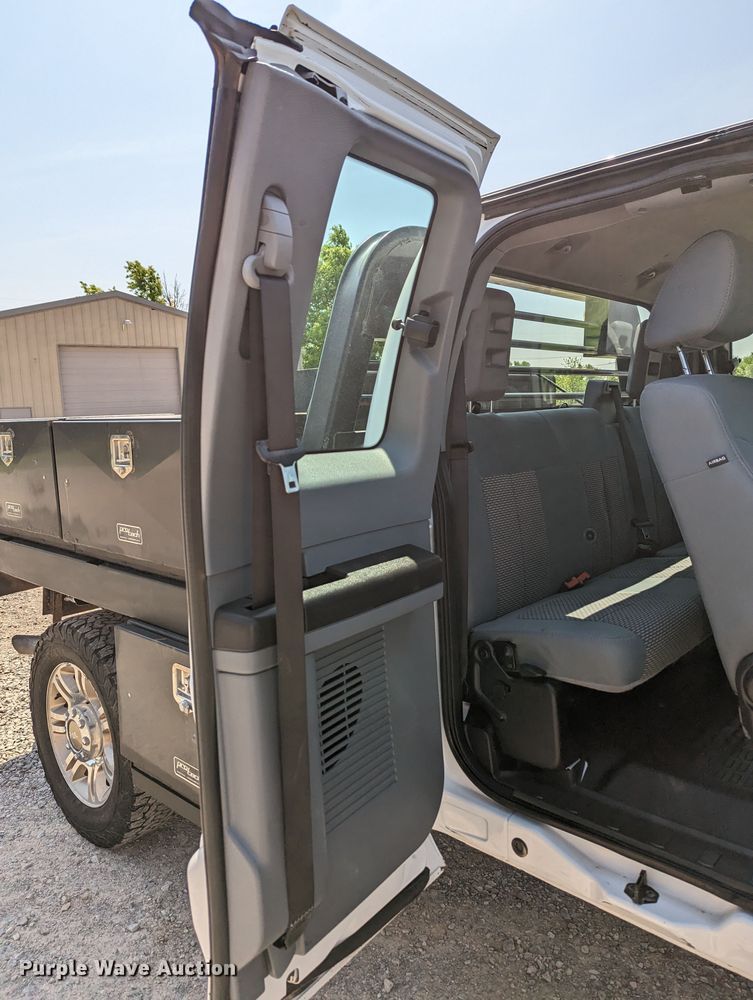 image for item MO9003 2012 Ford F250 Super Duty  SuperCab flatbed pickup truck