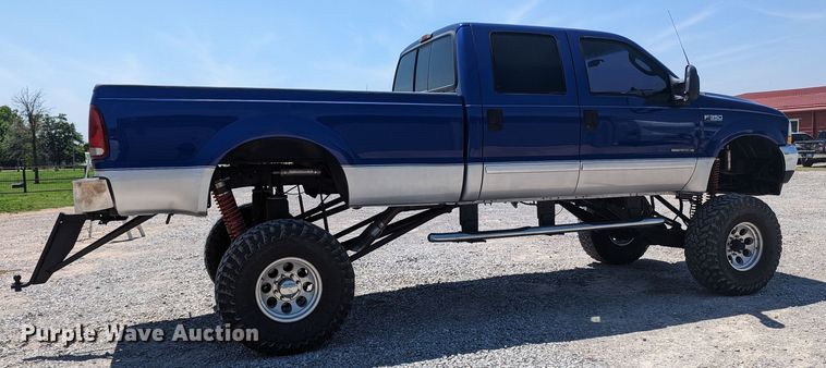 image for item MO9005 2003 Ford F350 Super Duty  Crew Cab pickup truck