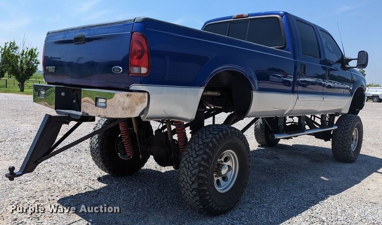 image for item MO9005 2003 Ford F350 Super Duty  Crew Cab pickup truck