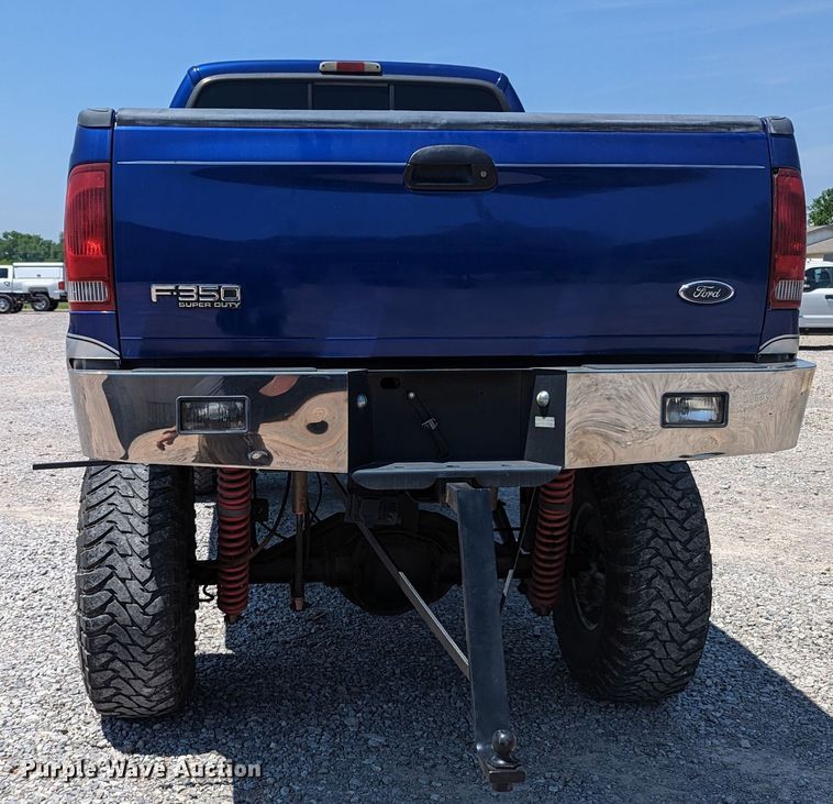 image for item MO9005 2003 Ford F350 Super Duty  Crew Cab pickup truck