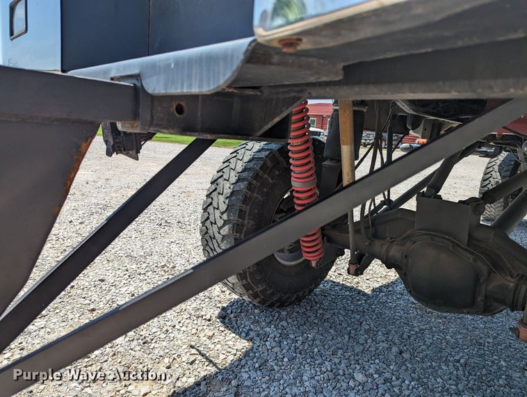 image for item MO9005 2003 Ford F350 Super Duty  Crew Cab pickup truck