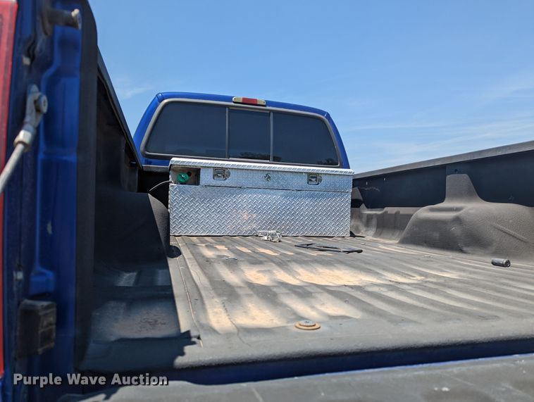 image for item MO9005 2003 Ford F350 Super Duty  Crew Cab pickup truck