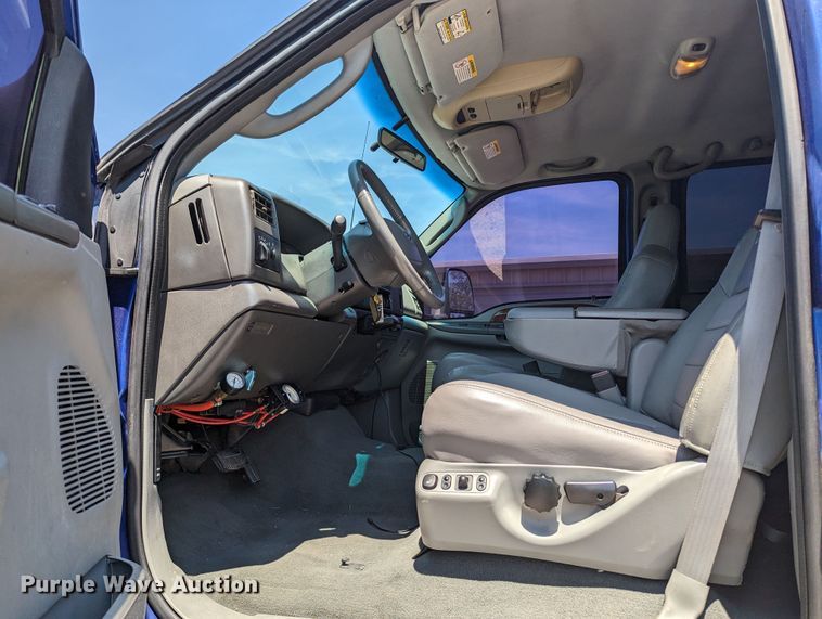 image for item MO9005 2003 Ford F350 Super Duty  Crew Cab pickup truck