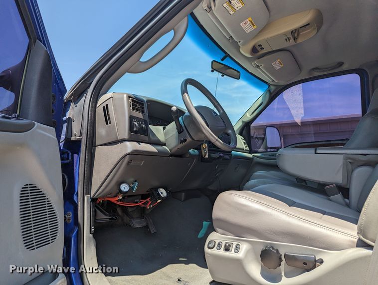 image for item MO9005 2003 Ford F350 Super Duty  Crew Cab pickup truck