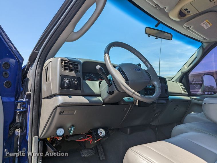 image for item MO9005 2003 Ford F350 Super Duty  Crew Cab pickup truck