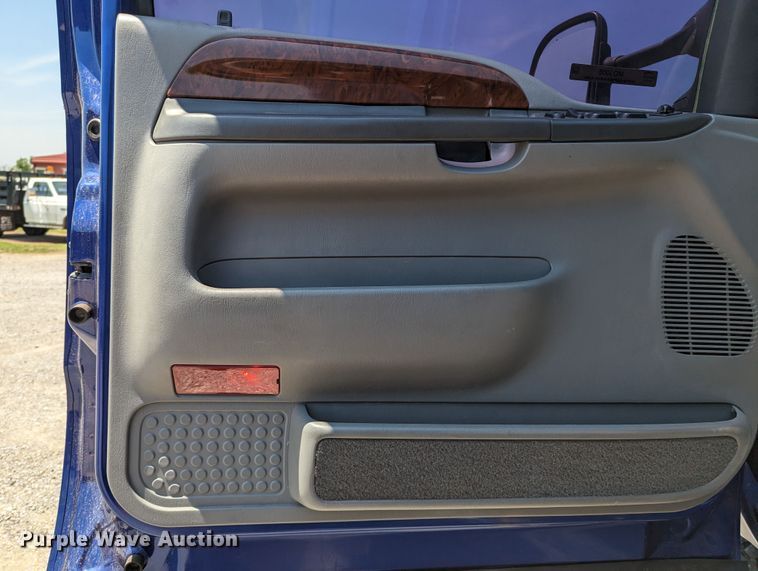 image for item MO9005 2003 Ford F350 Super Duty  Crew Cab pickup truck