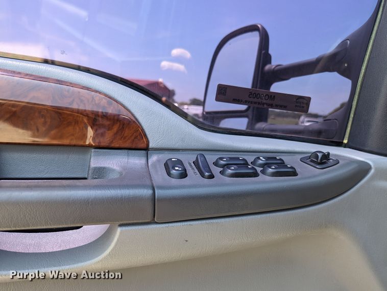 image for item MO9005 2003 Ford F350 Super Duty  Crew Cab pickup truck