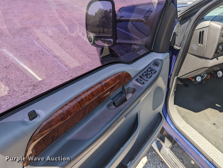 image for item MO9005 2003 Ford F350 Super Duty  Crew Cab pickup truck