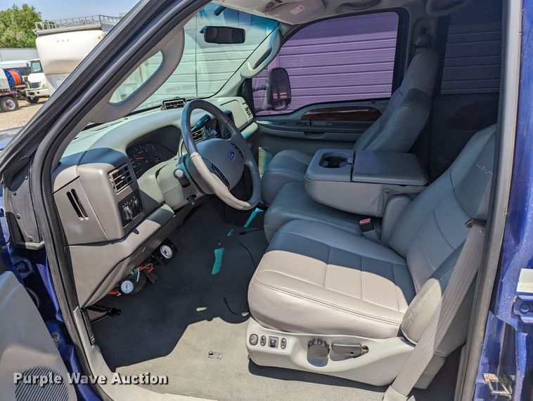 image for item MO9005 2003 Ford F350 Super Duty  Crew Cab pickup truck