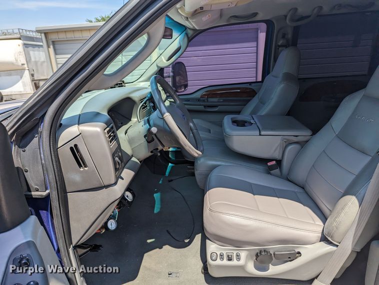 image for item MO9005 2003 Ford F350 Super Duty  Crew Cab pickup truck