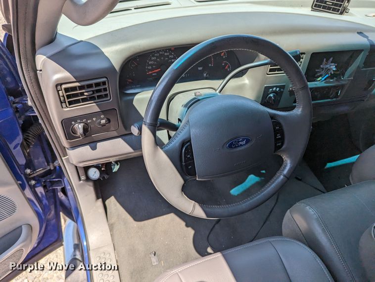 image for item MO9005 2003 Ford F350 Super Duty  Crew Cab pickup truck