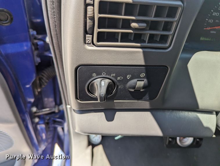 image for item MO9005 2003 Ford F350 Super Duty  Crew Cab pickup truck