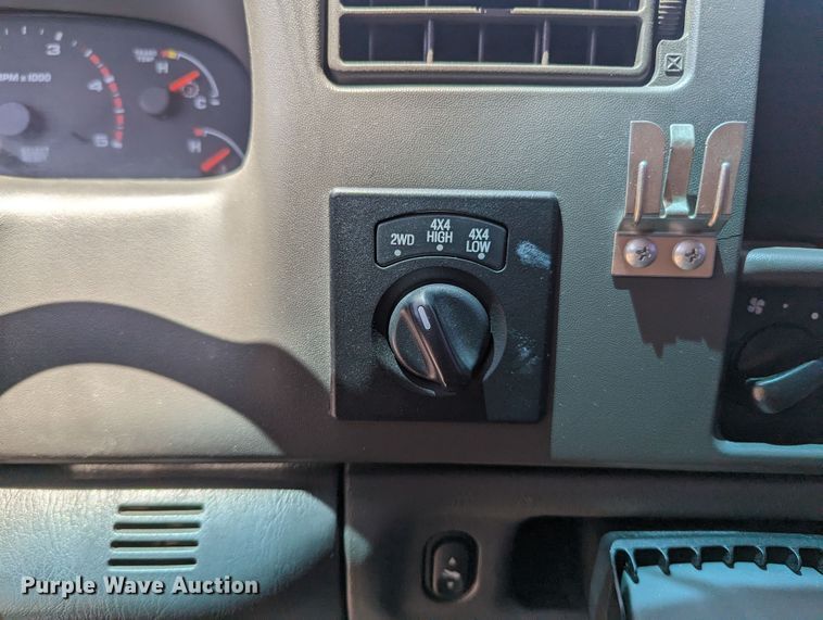 image for item MO9005 2003 Ford F350 Super Duty  Crew Cab pickup truck