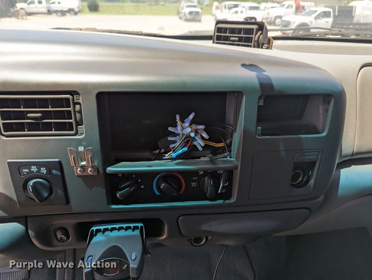 image for item MO9005 2003 Ford F350 Super Duty  Crew Cab pickup truck