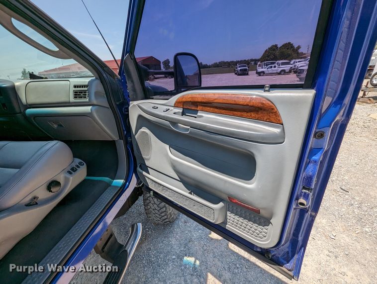 image for item MO9005 2003 Ford F350 Super Duty  Crew Cab pickup truck