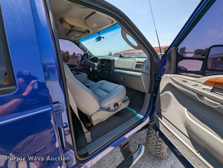 image for item MO9005 2003 Ford F350 Super Duty  Crew Cab pickup truck