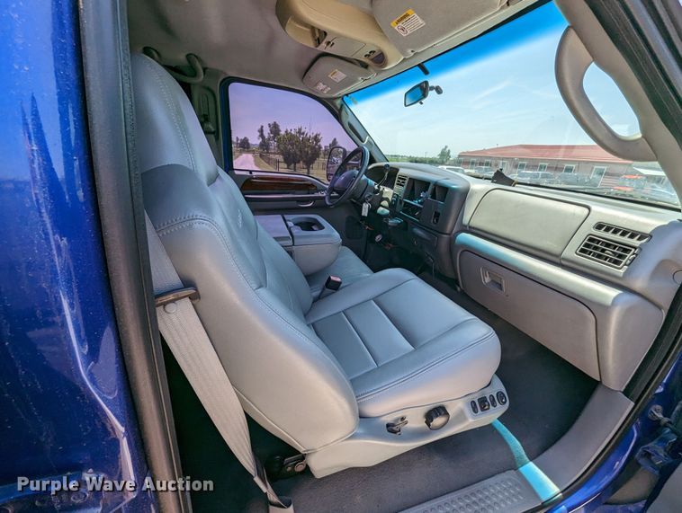 image for item MO9005 2003 Ford F350 Super Duty  Crew Cab pickup truck