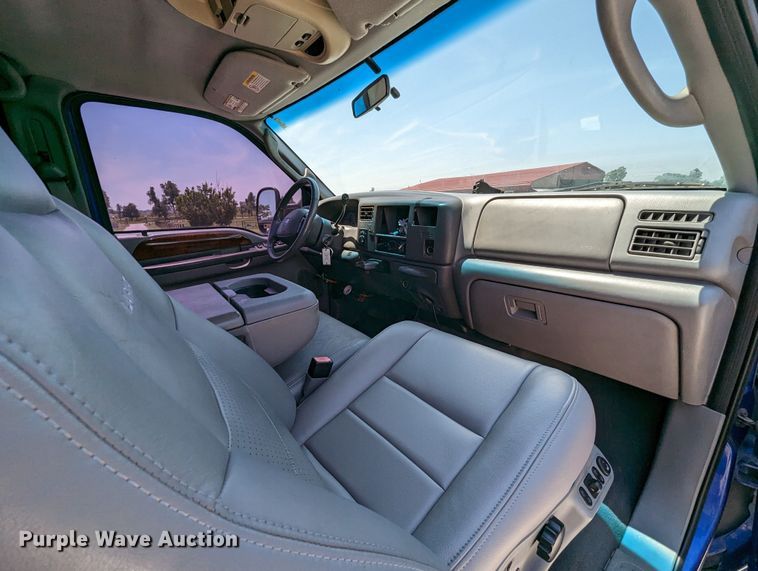 image for item MO9005 2003 Ford F350 Super Duty  Crew Cab pickup truck