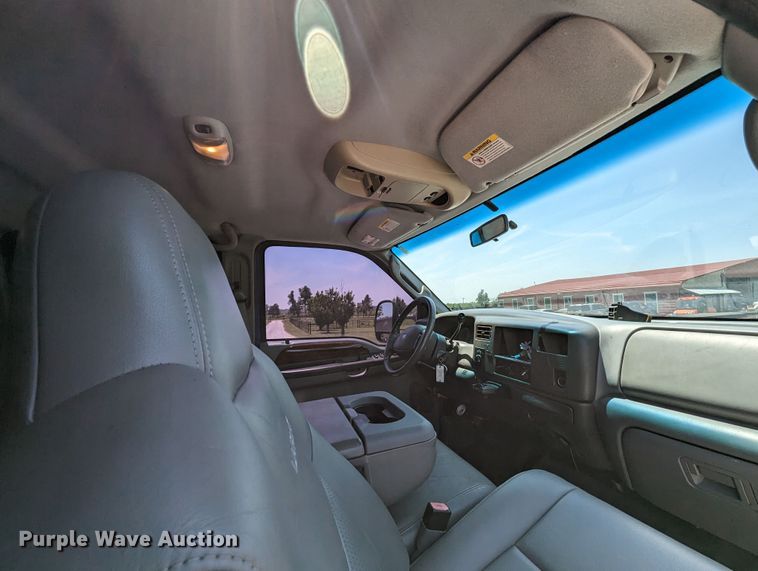 image for item MO9005 2003 Ford F350 Super Duty  Crew Cab pickup truck