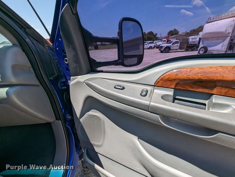 image for item MO9005 2003 Ford F350 Super Duty  Crew Cab pickup truck