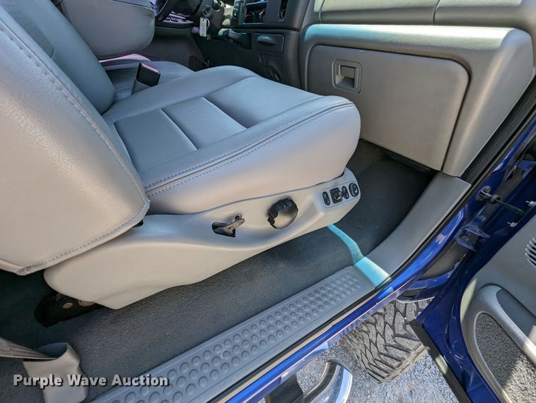 image for item MO9005 2003 Ford F350 Super Duty  Crew Cab pickup truck