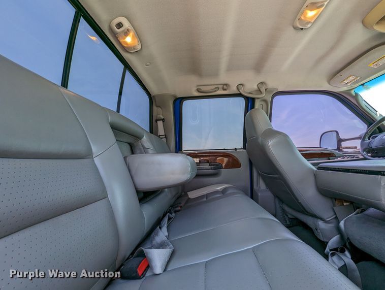 image for item MO9005 2003 Ford F350 Super Duty  Crew Cab pickup truck