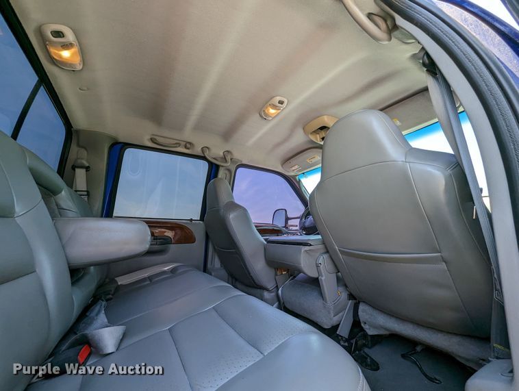 image for item MO9005 2003 Ford F350 Super Duty  Crew Cab pickup truck