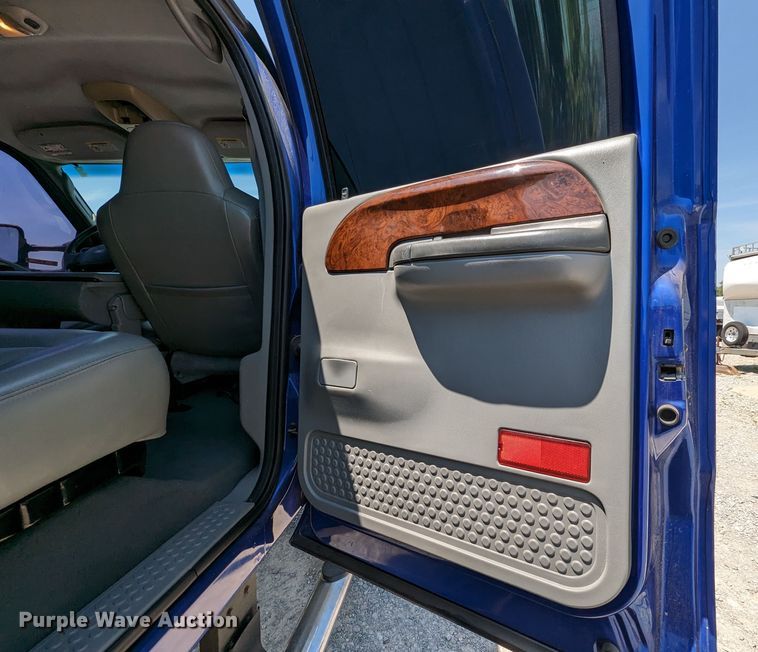 image for item MO9005 2003 Ford F350 Super Duty  Crew Cab pickup truck