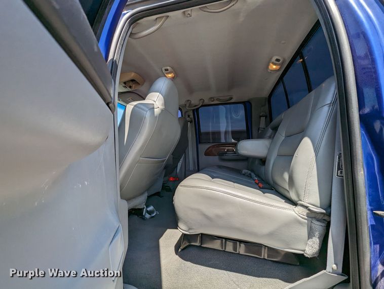 image for item MO9005 2003 Ford F350 Super Duty  Crew Cab pickup truck