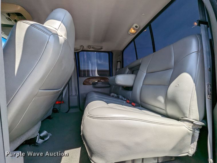 image for item MO9005 2003 Ford F350 Super Duty  Crew Cab pickup truck