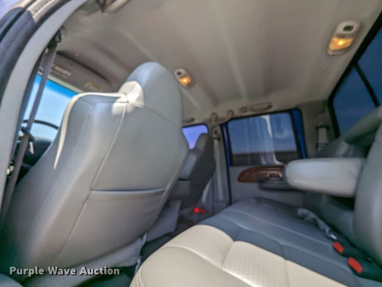 image for item MO9005 2003 Ford F350 Super Duty  Crew Cab pickup truck