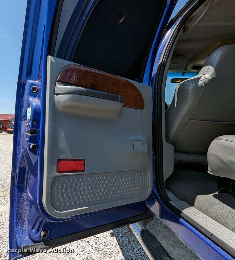 image for item MO9005 2003 Ford F350 Super Duty  Crew Cab pickup truck