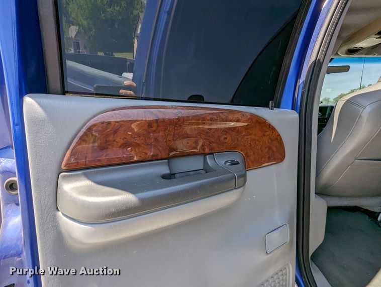 image for item MO9005 2003 Ford F350 Super Duty  Crew Cab pickup truck