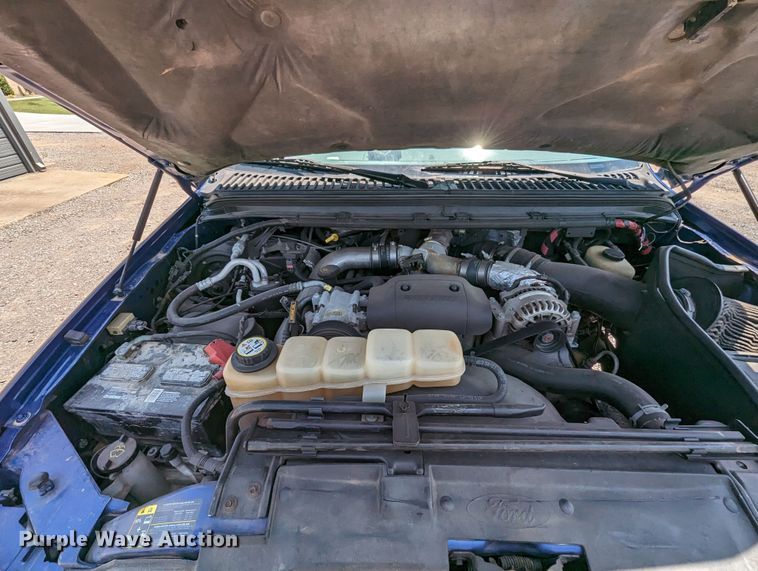 image for item MO9005 2003 Ford F350 Super Duty  Crew Cab pickup truck