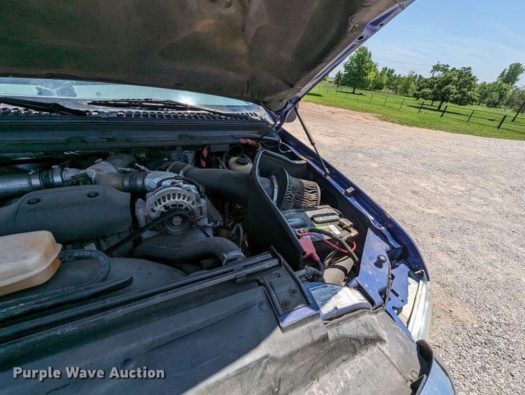 image for item MO9005 2003 Ford F350 Super Duty  Crew Cab pickup truck