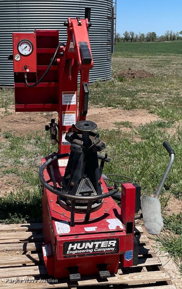 image for item MS9742 Hunter Engineering TC325  tire machine