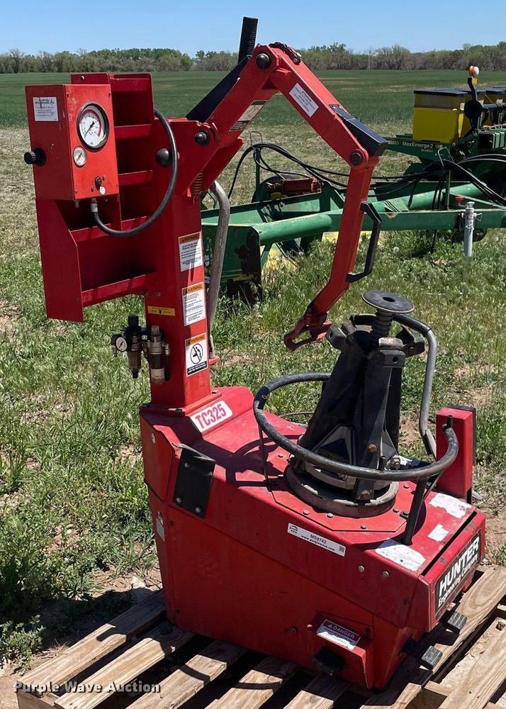 Hunter Engineering TC325 tire machine in Lyons, KS Item MS9742 sold