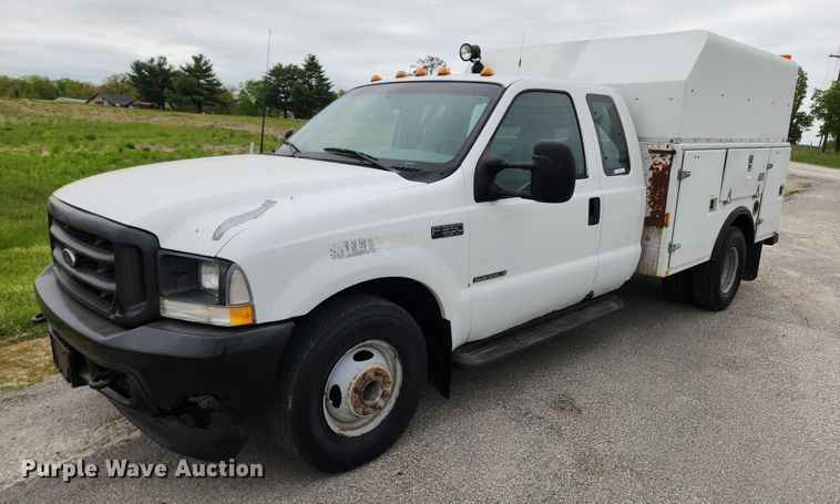 image for item MW9761 2002 Ford F350 Super Duty XL  SuperCab utility bed pickup truck