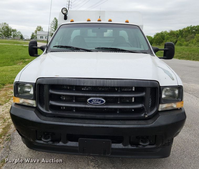 image for item MW9761 2002 Ford F350 Super Duty XL  SuperCab utility bed pickup truck