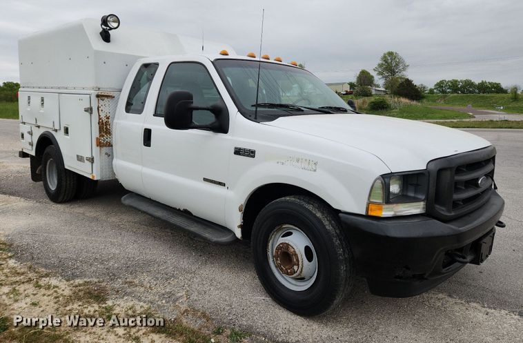 image for item MW9761 2002 Ford F350 Super Duty XL  SuperCab utility bed pickup truck